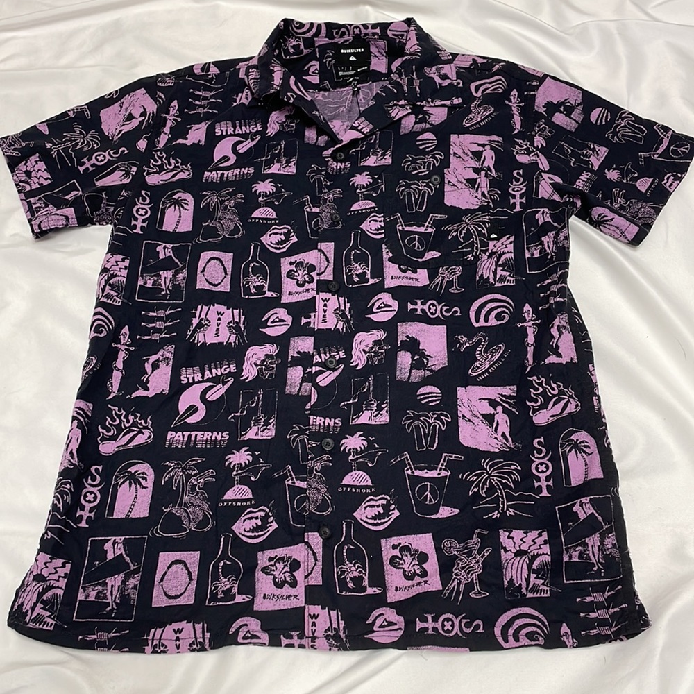 Quicksilver Camp Fit Button Down Shirt Size S with palm trees. snakes, skulls